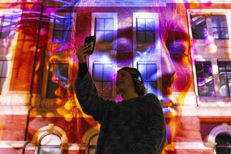 The unveiling of a specially commissioned AI artwork from Ouchhh Studio, made using cognitive technology to visualise brainwaves of the Arts & Film ‘Game Changers’ and projected across the façade of the V&A’s Exhibition Road Courtyard building in London, as part of The National Lottery’s 30th birthday celebrations.